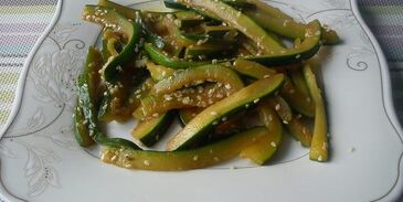 лапша из цукини с кунжутом