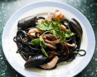 Лапша с чернилами каракатицы