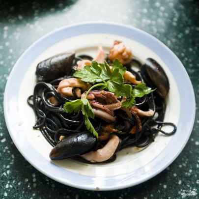 Лапша с чернилами каракатицы