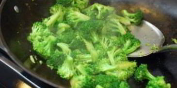 лапша с мясом и брокколи