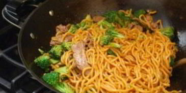лапша с мясом и брокколи
