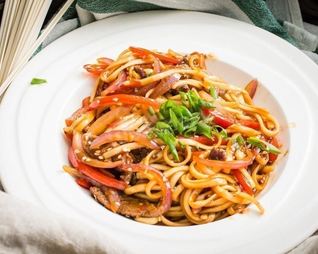 Лапша Удон со свининой в сладком соусе