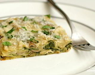 Лазанья с курицей, грибами и шпинатом