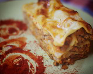 Лазанья с мясным фаршем и пармезаном