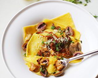 Открытая лазанья с белыми грибами и оливками