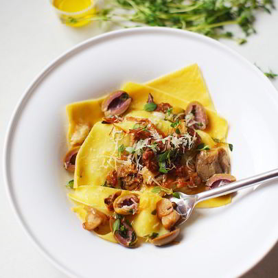 Открытая лазанья с белыми грибами и оливками