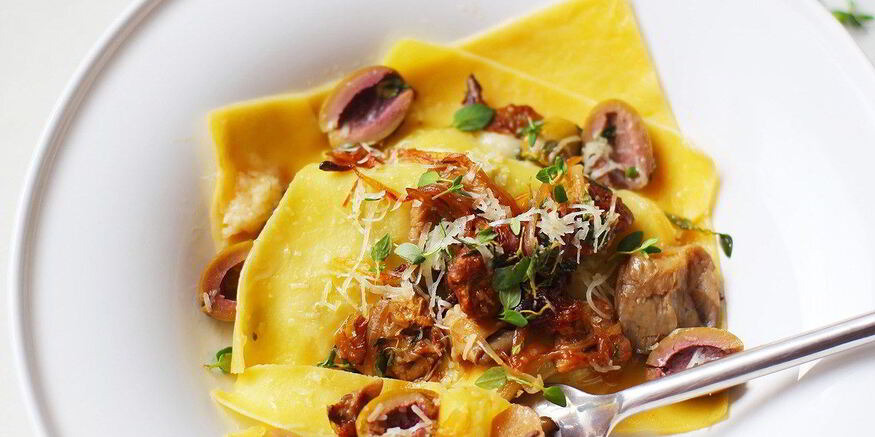 Рецепт открытой лазанья с белыми грибами и оливками