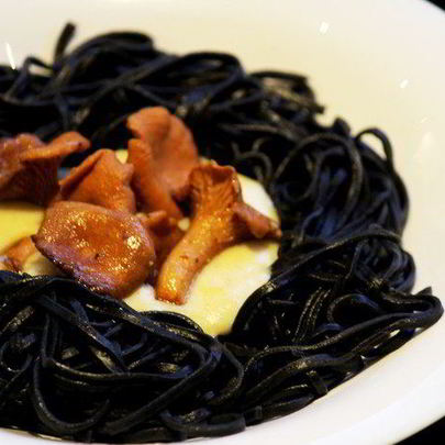 Черная паста с грибами и соусом бешамель