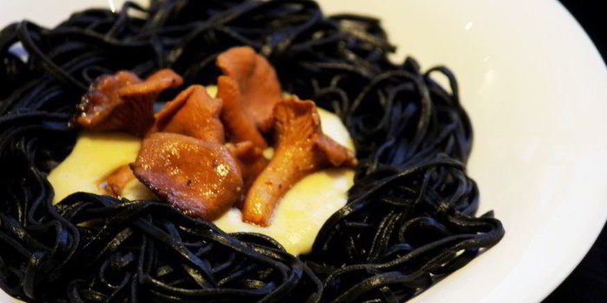 Рецепт черной пасты с грибами и соусом бешамель