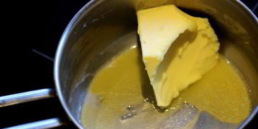 черная паста с грибами и соусом бешамель