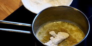 черная паста с грибами и соусом бешамель