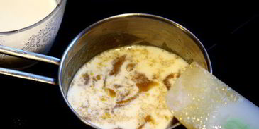 черная паста с грибами и соусом бешамель