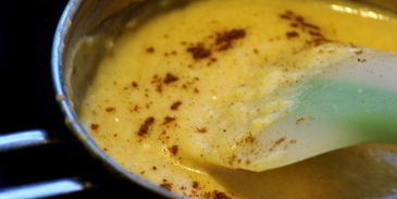 черная паста с грибами и соусом бешамель