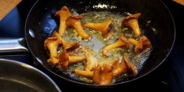 черная паста с грибами и соусом бешамель