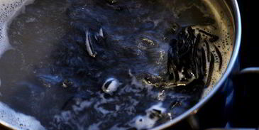 черная паста с грибами и соусом бешамель