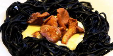 черная паста с грибами и соусом бешамель