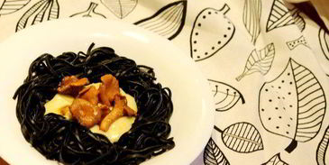 черная паста с грибами и соусом бешамель