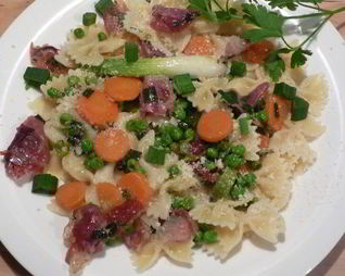 Фарфалле с пармской ветчиной и яркими овощами