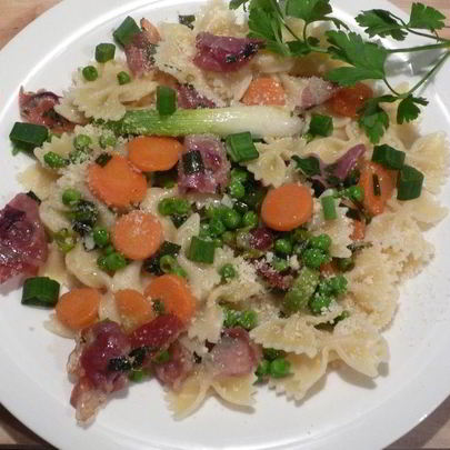 Фарфалле с пармской ветчиной и яркими овощами