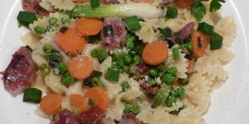 Рецепт фарфалле с пармской ветчиной и яркими овощами