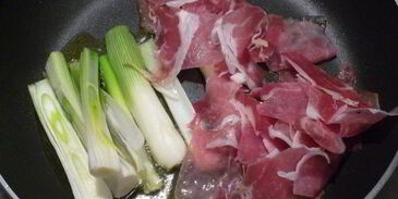 фарфалле с пармской ветчиной и яркими овощами