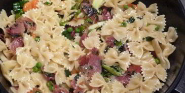 фарфалле с пармской ветчиной и яркими овощами