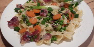 фарфалле с пармской ветчиной и яркими овощами