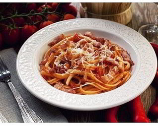 Паста с грудинкой, чесноком и помидорами