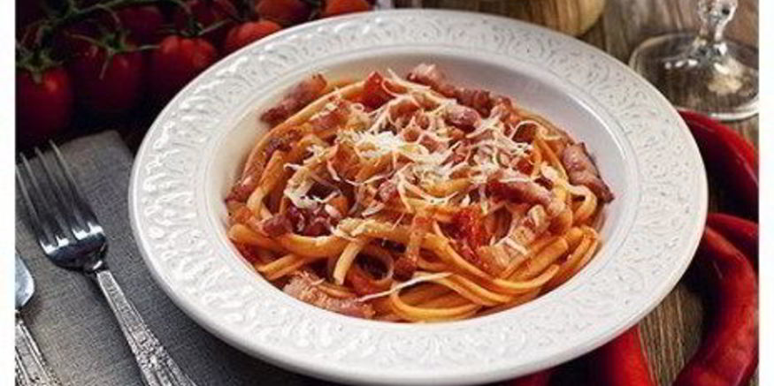 Рецепт пасты с грудинкой, чесноком и помидорами