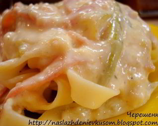 Паста с кабачками и ветчиной в сырном соусе