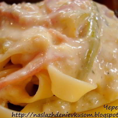Паста с кабачками и ветчиной в сырном соусе