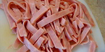 паста с кабачками и ветчиной в сырном соусе