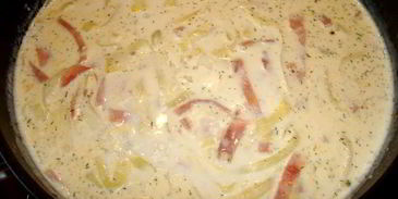 паста с кабачками и ветчиной в сырном соусе