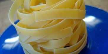 паста с кабачками и ветчиной в сырном соусе