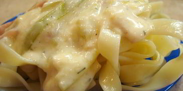 паста с кабачками и ветчиной в сырном соусе