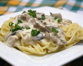 Паста с курицей и грибами в сливочном соусе
