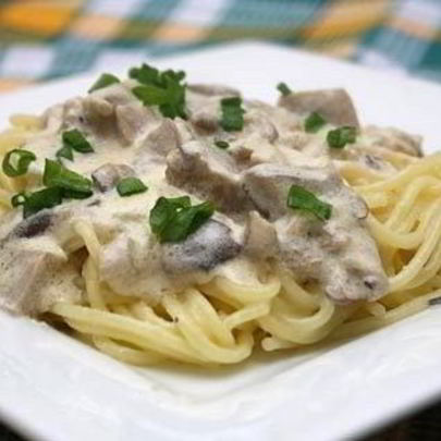 Паста с курицей и грибами в сливочном соусе