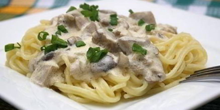 Рецепт пасты с курицей и грибами в сливочном соусе