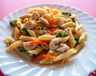 Паста с курицей в сливочном соусе