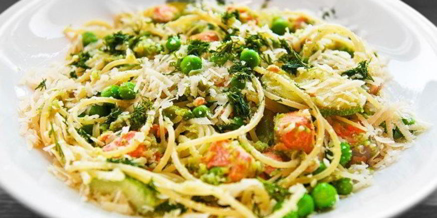 Рецепт пасты с лососем, цукини и зеленым горошком