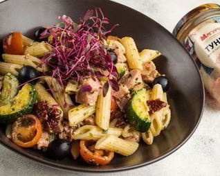 Паста с овощами и тунцом