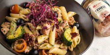 паста с овощами и тунцом