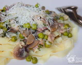 Паста с шампиньонами и вареной ветчиной