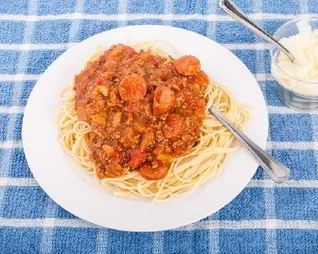 Спагетти болонез с колбасой и грибами