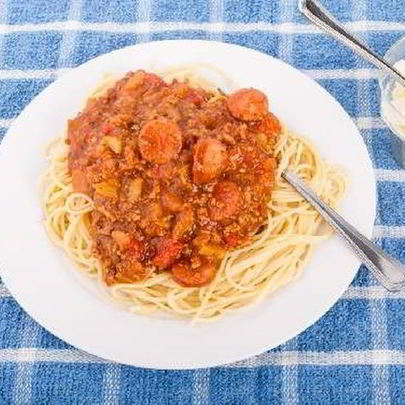 Спагетти болонез с колбасой и грибами