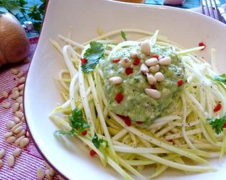 Спагетти из кабачка под соусом из авокадо