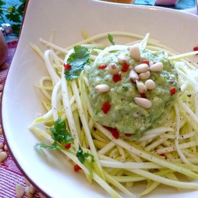 Спагетти из кабачка под соусом из авокадо