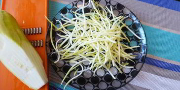 спагетти из кабачка под соусом из авокадо