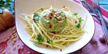 спагетти из кабачка под соусом из авокадо