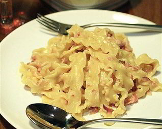 Спагетти карбонара с красным луком